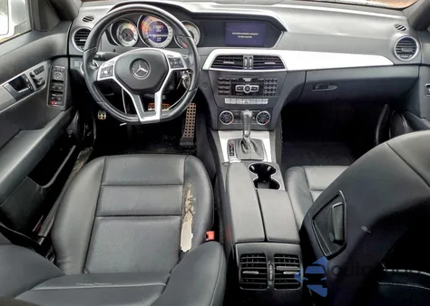 2013 Mercedes-Benz C 250 z USA, uszkodzony, nr VIN WDDGF4HB2DR273961